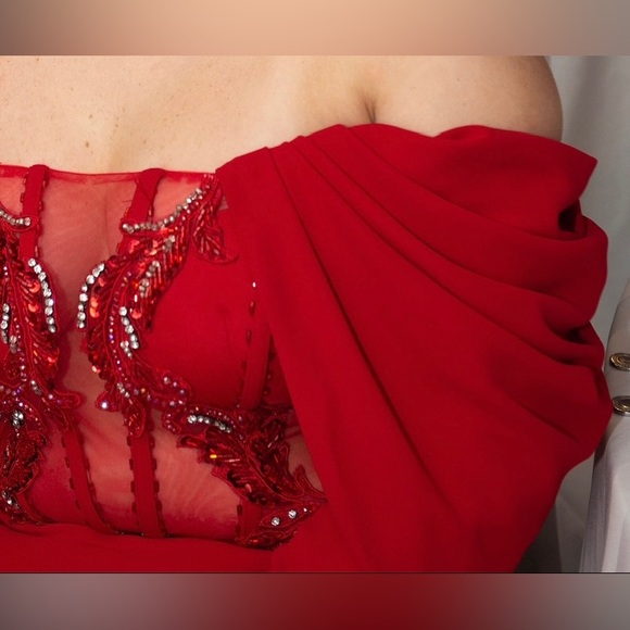 Red corset gown - Picture 4 of 4